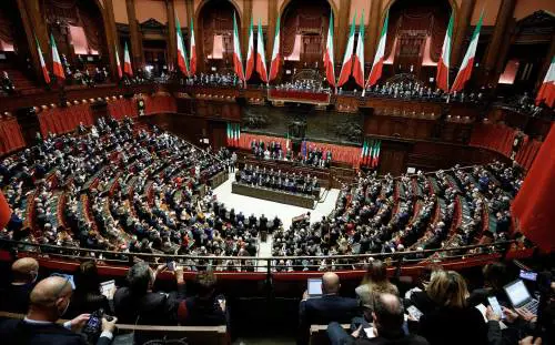 Il "sì" del Senato al decreto Ucraina: fiducia anche dai 5S