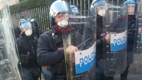 "Non reagite". Agenti bersaglio degli studenti: "Colpa di Letta e Pd"