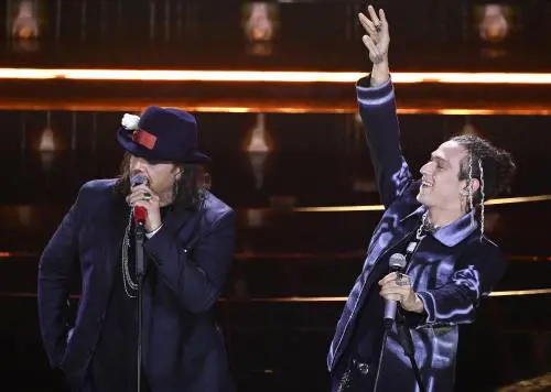 "Irama canta e insegue Grignani": social in visibilio per il duo