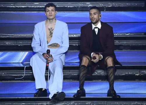 Incidente durante l'esibizione di Irama e Grignani: donna va all'ospedale. Anche Mahmood si sente male