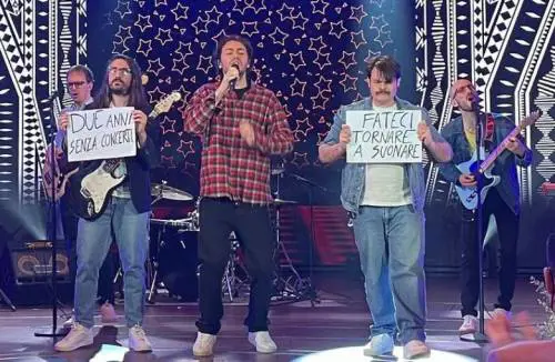 "Due anni senza live", la protesta dei Pinguini Tattici a Sanremo