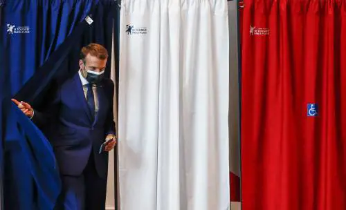 "Ruba l'identità della destra": la svolta di Macron per battere Le Pen e Zemmour