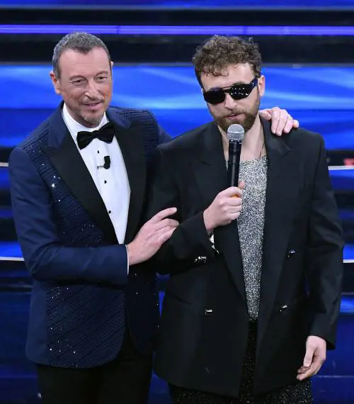 "Grazie governo, che dimentichi...": la furia di Dargen D'Amico sul palco