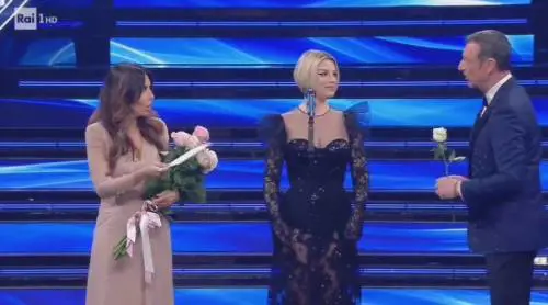 "Tutto è iniziato così". "Solo colpa di un cavo". Cosa è successo tra Amadeus e Sabrina Ferilli