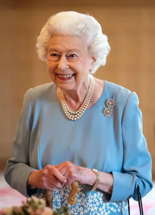Da Churchill al Covid dai Beatles alla Brexit. Lilibet ha attraversato la storia con il sorriso di compunta eleganza. L'arcobaleno d'addio