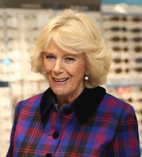 Molestata a 16 anni e difesasi con una scarpa: le rivelazioni della regina Camilla