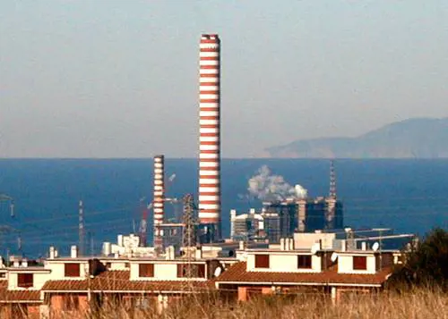 Centrale a carbone, torna la nuvola nel cielo (e le polemiche): "Non la vogliamo"