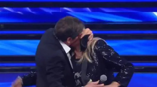 Morandi bacia Mara Venier in diretta a Domenica In: "Ma sei pazzo?"