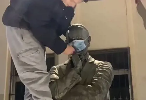 "Uomo di m...". Totò sfregiato dai vandali