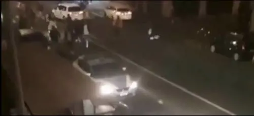 L'assalto e il caos: le bande di immigrati costringono gli agenti alla fuga