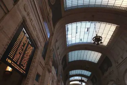 Vento a Milano, si stacca parte del tetto della stazione Centrale