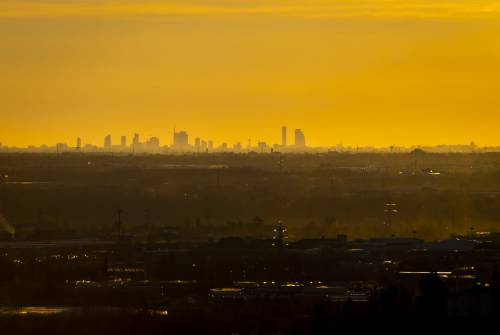 Il vento spazza via nubi e smog: da Bergamo si vede lo skyline di Milano