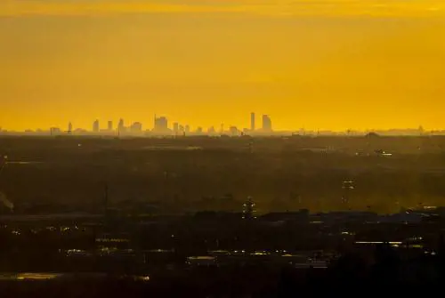 Il vento spazza via nubi e smog: da Bergamo si vede lo skyline di Milano