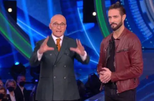 Colpo di scena al Gf Vip, Alex Belli rientra nella Casa: "Scegli tra Delia e Soleil"