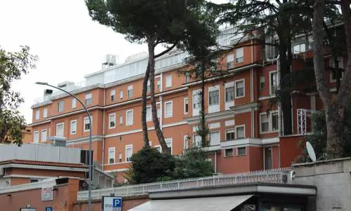 Attende 10 ore una Tac, 67enne muore in barella