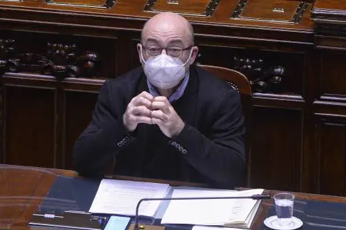 Ministro travestito da passante