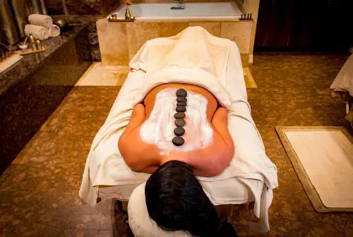 Massaggio ayurvedico: come si fa e benefici per gli over 60