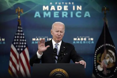 Fuga dall'Ucraina. Biden parla con Putin "La pagherete cara". Mosca allontana un sottomarino Usa
