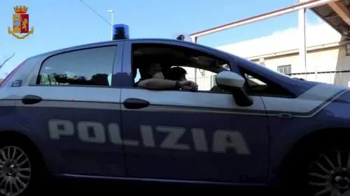 Scambio di persona e documenti falsi: il trucco dei migranti per avere la patente