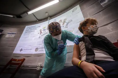 L'ira del virologo: "Assurda quarta dose con vaccini vecchi"
