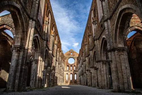 San Galgano e la leggenda della vera spada nella roccia
