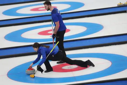Un popolo di santi, poeti e spazzolatori. Viva il curling, ma c'è un'ingiustizia...