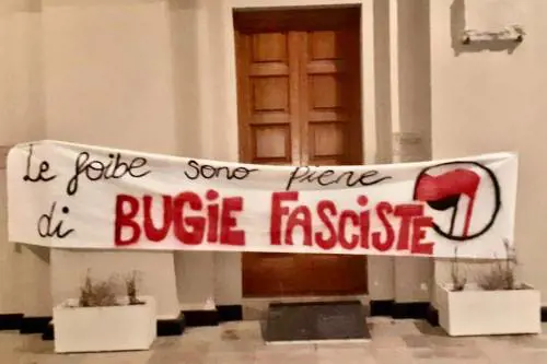 "Foibe bugie fasciste". L'odio di sinistra irrompe in Comune