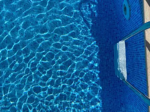 La babysitter cade in acqua con la bimba e muore
