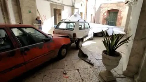 "Senza green pass non si entra". E lui sfonda la porta del Comune con l'auto