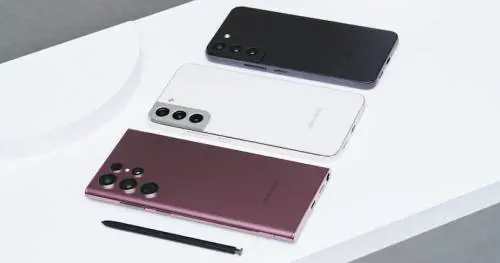 Nessuna rivoluzione ma novità utili: arrivano i Galaxy S22