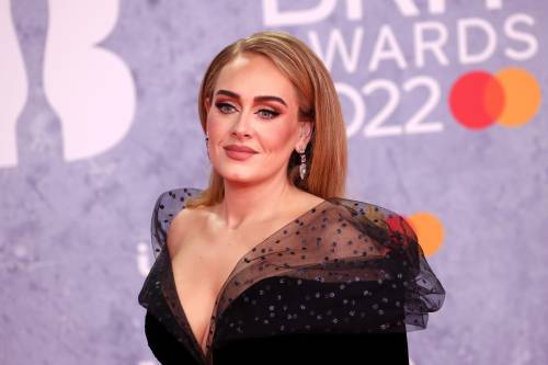 "Se mi lanciate qualcosa...". Adele furiosa sul palco "minaccia" i fan