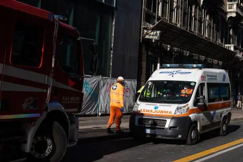 La caduta di due operai nel vano dell'ascensore: uno muore, l'altro è grave