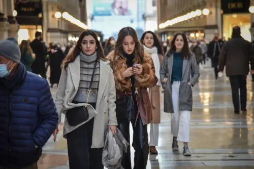"Via le mascherine al chiuso". Spunta la data
