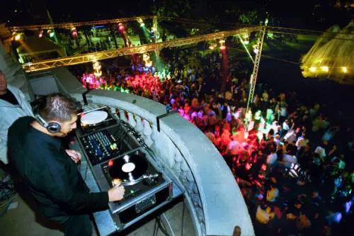 Milano è tornata in pista. "E le disco badano ai giovani"