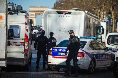 No Vax, "Freedom Convoy" arriva a Parigi: tafferugli sugli Champs-Elysees