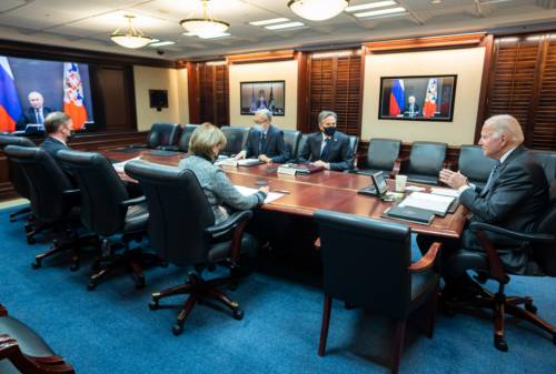 "Pronti a tutto": la telefonata Putin-Biden non ferma l’escalation
