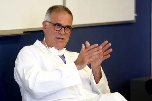 Zangrillo: "Gli asintomatici? Dei lavativi seriali". Bufera per il tweet (ma l'Italia rischia lo stop)