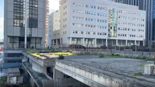 Centro direzionale, tra negozi vuoti, abbandono e degrado
