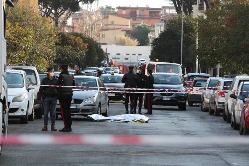 Acilia, alba di sangue: 47enne ucciso in strada