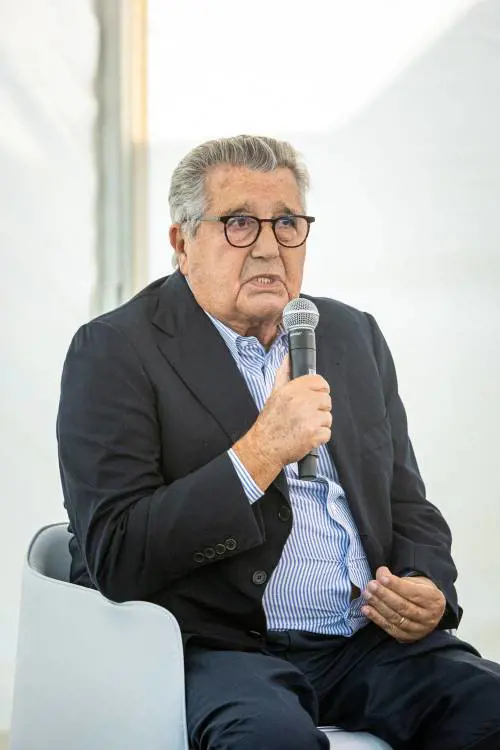 Prevale il rosso nella piccola galassia fondata da De Benedetti
