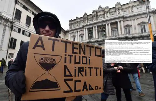 Il "modulo" contro il Green pass. Ma l'esperto smonta il foglio No vax
