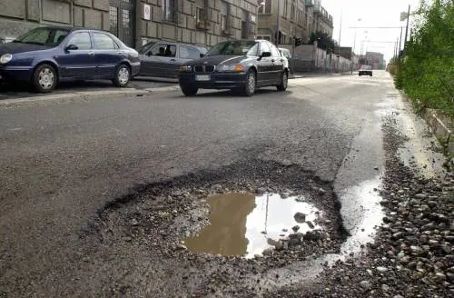 Milano devastata dalle buche. E il Comune finisce diffidato