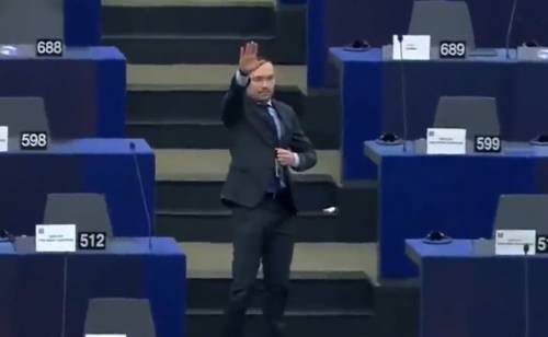 L'eurodeputato nella bufera: "Saluto nazista". Ma lui: "Mi stavo scusando"