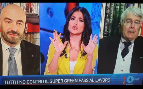 Matteo Bassetti e Roberto Castelli durante la trasmissione. Al centro, Veronica Gentili