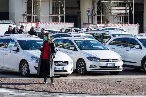 Gettò il cliente fuori dal taxi: "Bene se è in coma, così tace"