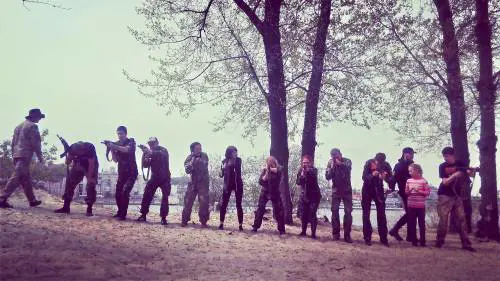 Giovani volontari si addestrano a Kiev