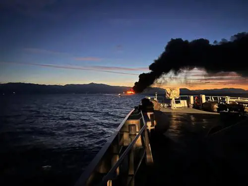 In fiamme il traghetto della Grimaldi: le immagini del rogo