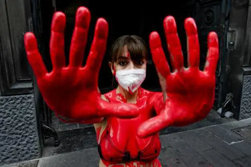 La vernice come sangue: "Pd responsabile delle morti di Lorenzo e Giuseppe"