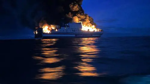 Il camion in stiva poi il rogo: così è scoppiato l'incendio sul traghetto