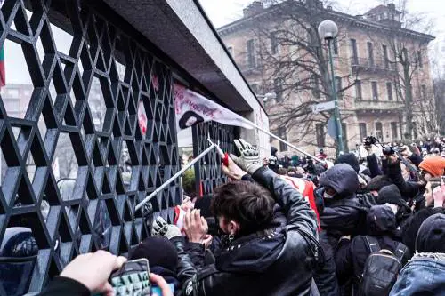 Studenti assaltano Confindustria: 7 agenti feriti